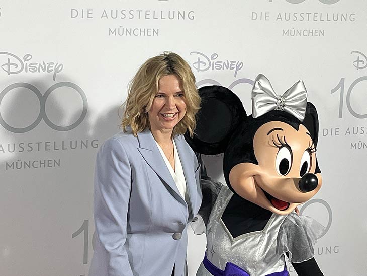 Veronica Ferres @ "Disney 100 - Die Ausstellung" in der Kleinen Olympiahalle im Olympiapark (©Foto: Martin Schmitz)